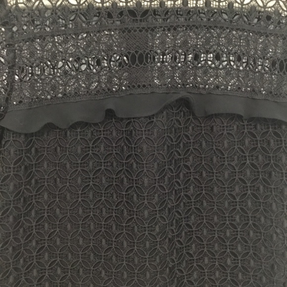 Zara women small black top with zip on back, crochet/mesh overlay. Pre owned - Picture 9 of 9
